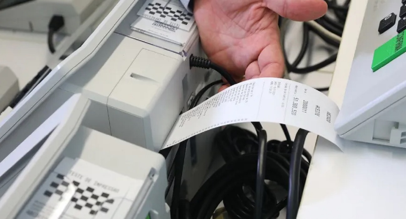 Urna eletrônica emitindo extrato. TSE concluiu 100% da apuração dos votos