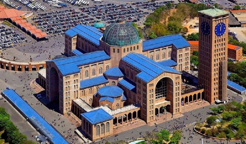 Santuário Nacional de Aparecida, anunciou que ficará aberto 24 horas por dia a partir desta sexta-feira (10) até o domingo (12), durante as comemorações da Festa da Padroeira do Brasil