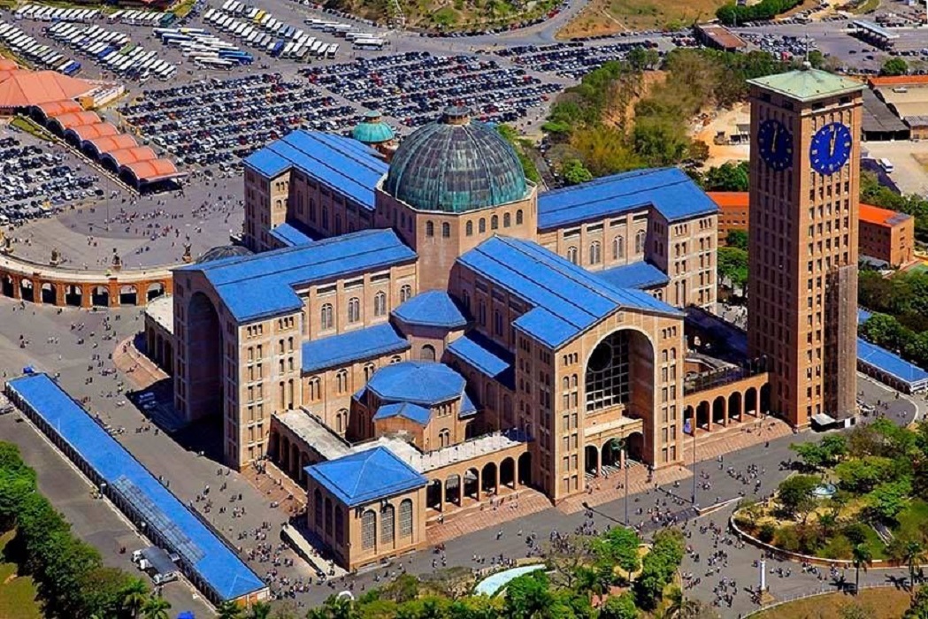 Santuário Nacional de Aparecida, anunciou que ficará aberto 24 horas por dia a partir desta sexta-feira (10) até o domingo (12), durante as comemorações da Festa da Padroeira do Brasil