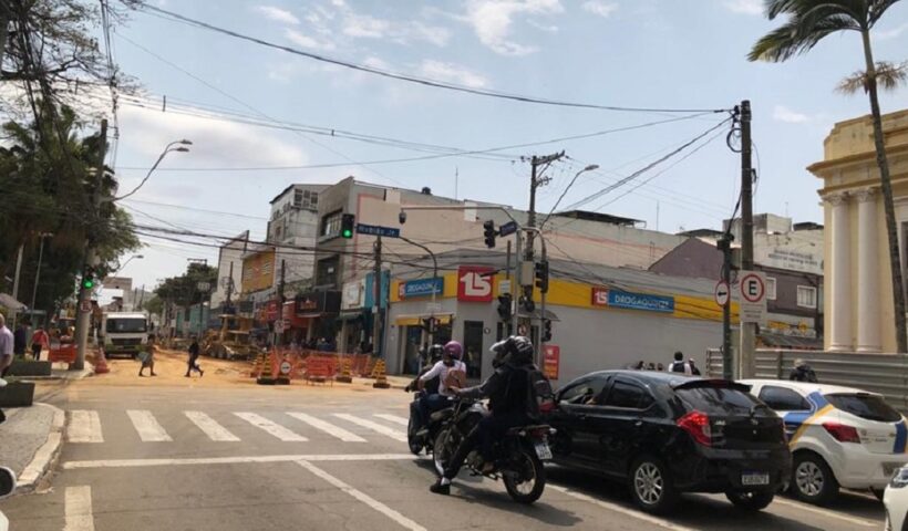 obras interditam cruzamento da rua XV de Novembro em SJC em obras