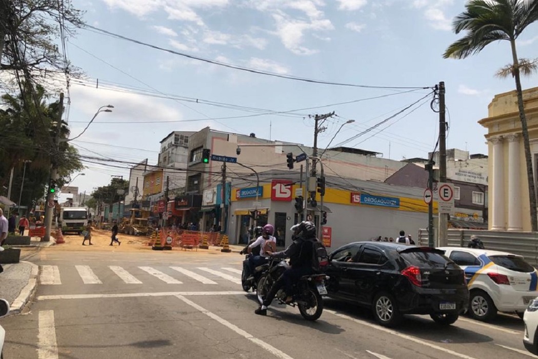 Cruzamento da ru XV de Novembro em SJC em obras