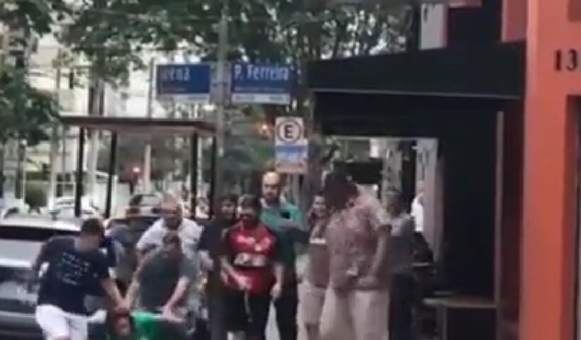 zambelli aponta arma para homem