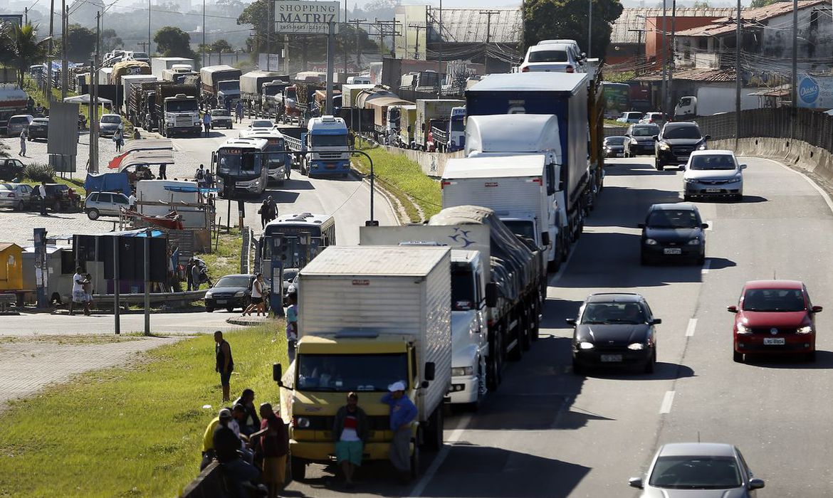 Caminhões parados em rodovia. CBN Economia Logísica de transporte volta ameaçar a segurança nacional