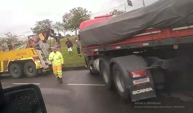 Caminhão acidentado causa lentidão na Dutra, na altura do Viaduto Santa Inês