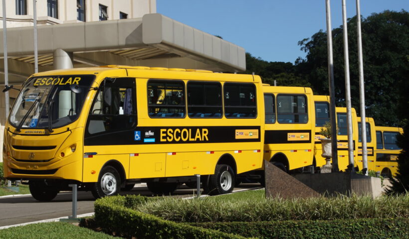 Ônibus escolares em frente ao palácio dos Bandeirantes. Cidades da RMVale recebem novos ônibus escolares e aumento de escolas em tempo integral