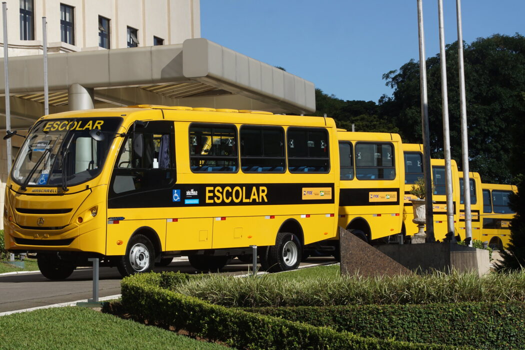 Ônibus escolares em frente ao palácio dos Bandeirantes. Cidades da RMVale recebem novos ônibus escolares e aumento de escolas em tempo integral