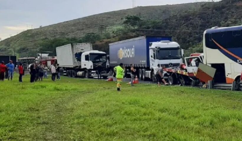 Engavetamento na Via Dutra, em Queluz deixa duas pessoas gravemente feridas