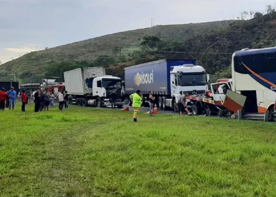 Engavetamento na Via Dutra, em Queluz deixa duas pessoas gravemente feridas