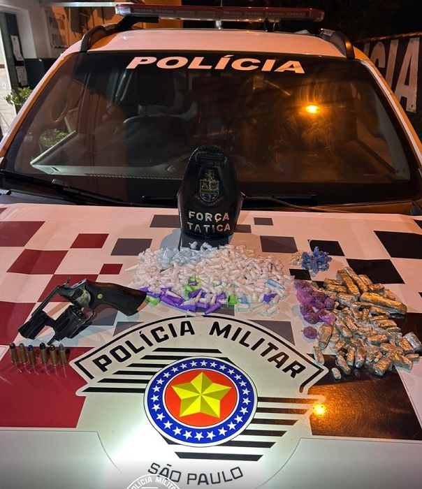 FORÇA TÁTICA PRENDE INDIVÍDUOS POR TRÁFICO DE DROGAS E PORTE ILEGAL DE ARMA DE FOGO EM UBATUBA