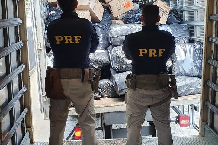PRF apreende mais de 8 mil pares de calçados falsificados na Via Dutra, em Lorena