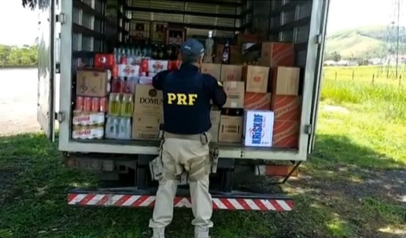 PRF flagra caminhão com 1.685 litros bebidas sem nota fiscal na Via Dutra