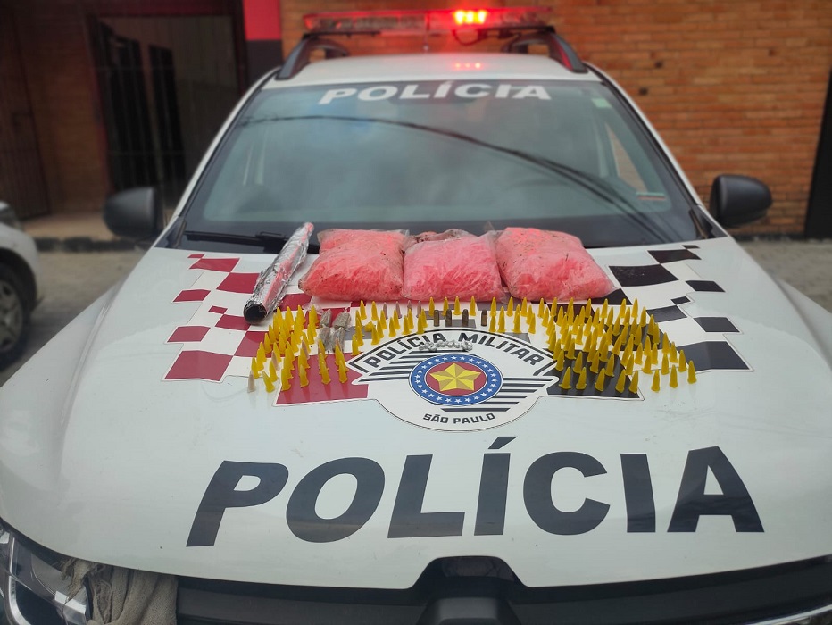 Polícia Militar apreende munições e drogas em Roseira