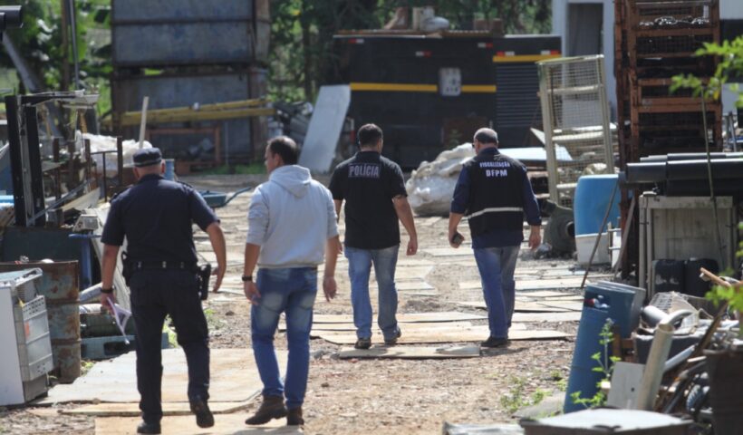 Agentes da prefeitura em ferro-velho. Prefeitura de SJC aperta o cerco contra comércio ilegal em ferro-velho