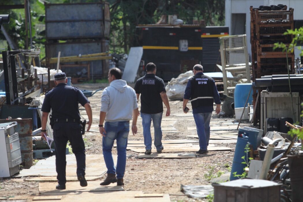 Agentes da prefeitura em ferro-velho. Prefeitura de SJC aperta o cerco contra comércio ilegal em ferro-velho