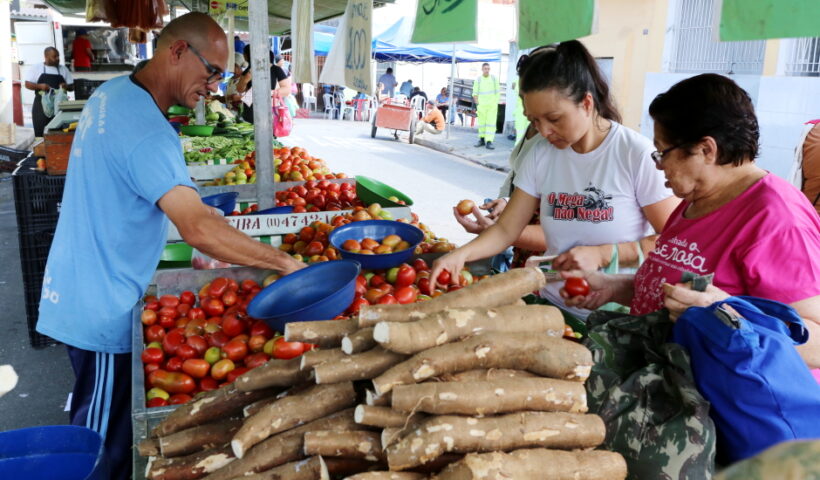Clientes em uma feira livre de SJC. Prefeitura de SJC mantém plantões no feriado do Dia de Finados