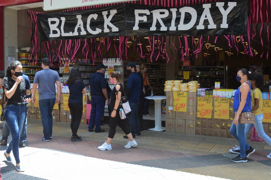 Procon inicia fiscalização em lojas e orienta consumidores na Black Friday