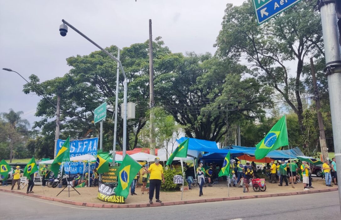 Manifestantes em atos antidemocráticos em frente ao DCTA, em São José dos Campos
