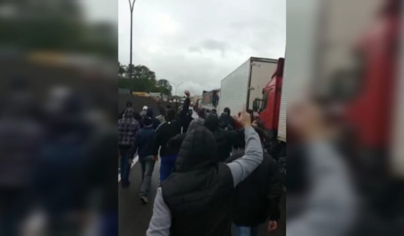 corintianos gaviões da fiel desbloqueia rodovias