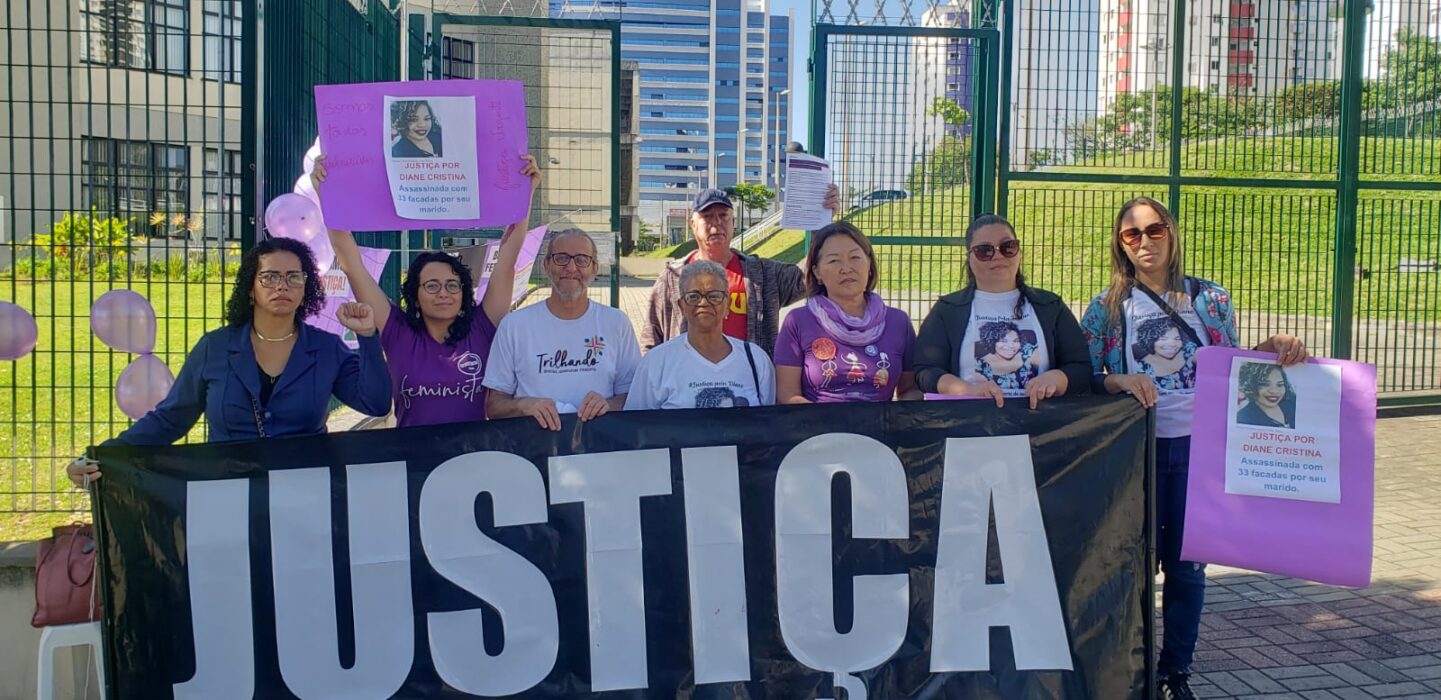 Populares protestancontra morte de mulhe de 27 anos. Homem que matou esposa a facadas em SJC é condenado a 24 anos de prisão