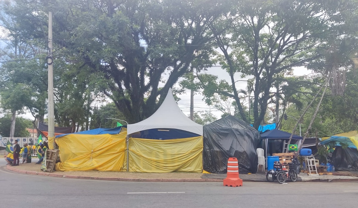 Barracas instaladas em canteiros e áreas públicas em frente ao DCTA, em atos antidemocráticos)