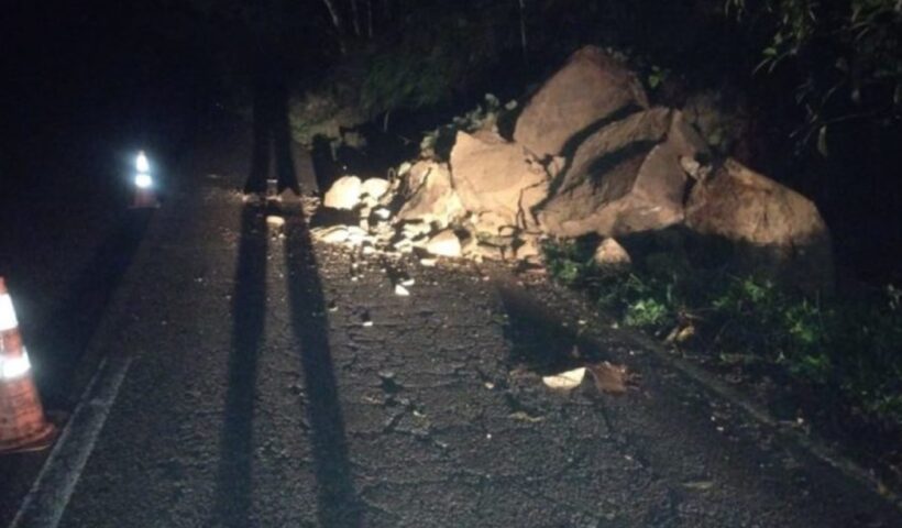 Chuva intensa causa deslizamento em Ubatuba