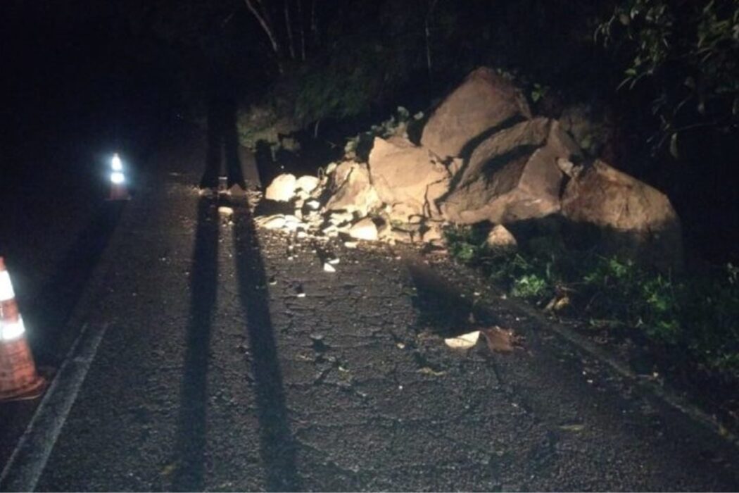 Chuva intensa causa deslizamento em Ubatuba
