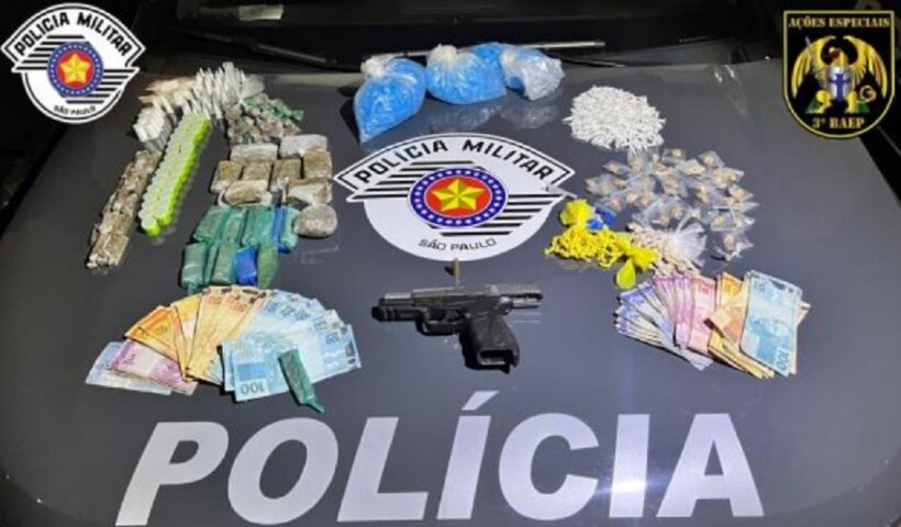 mão de aço apreende armas, drogas e um simulacro de pistola