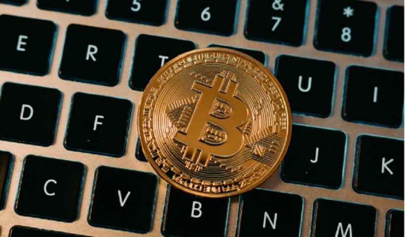 Criptomoeda em cima de teclado de computador. CBN Inovação: Já temos moedas digitais