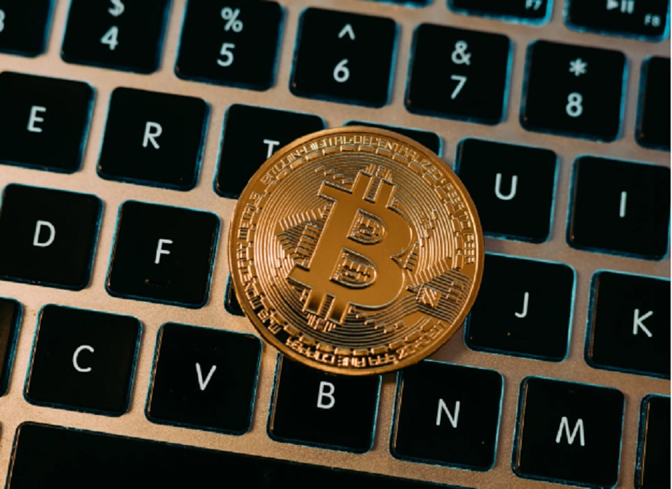 Criptomoeda em cima de teclado de computador. CBN Inovação: Já temos moedas digitais