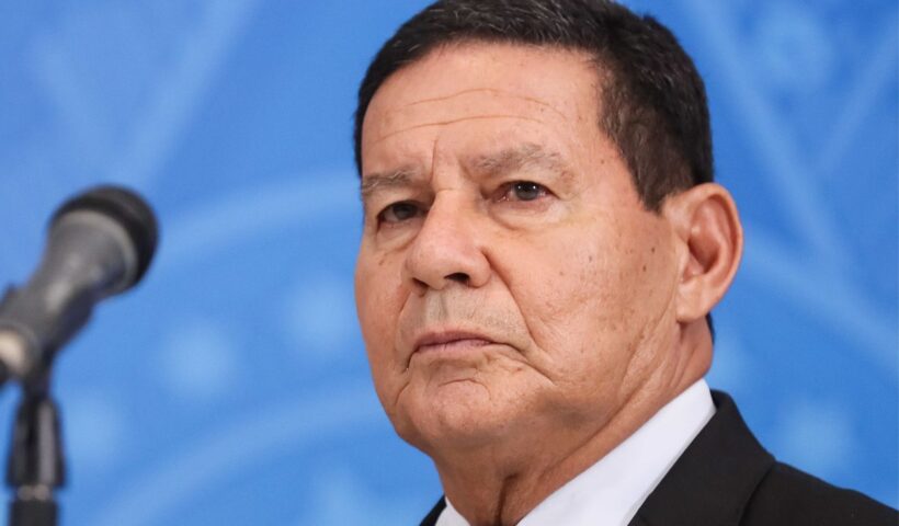 Mourão diz que golpe colocaria país em situação difícil