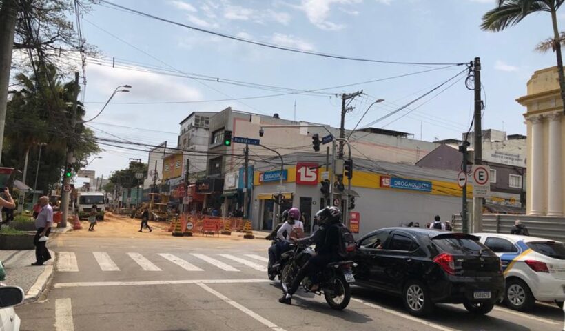 Cruzamento rua nelson d'ávila interditada