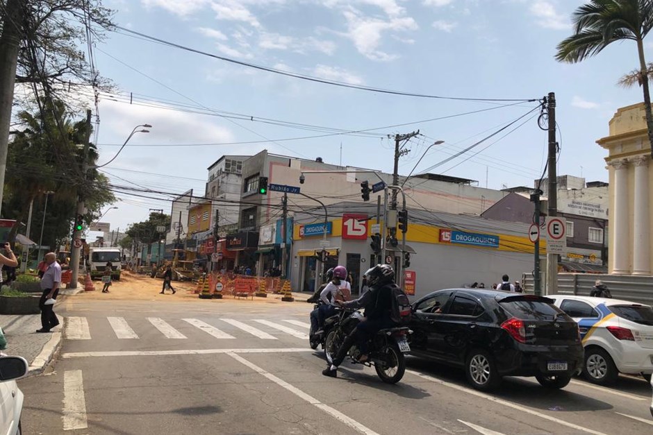 Cruzamento rua nelson d'ávila interditada