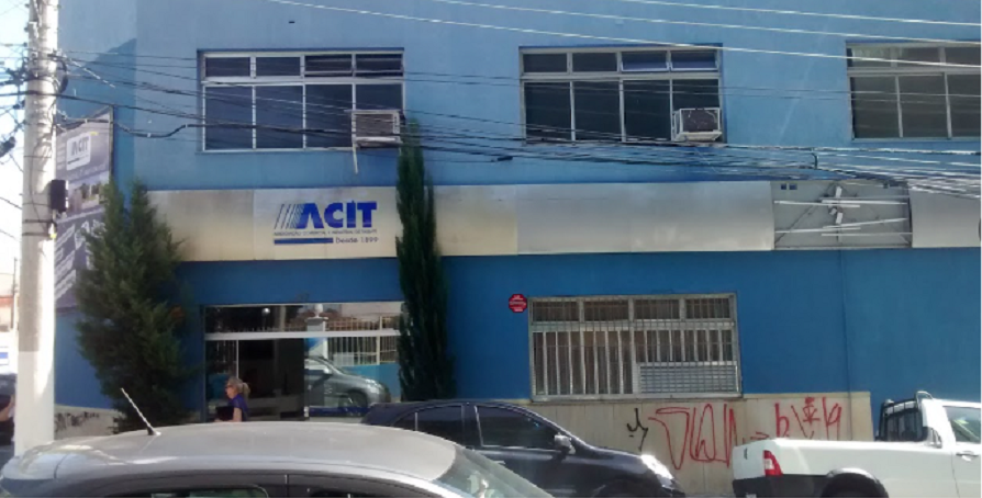 fachada da aci de taubaté azul e branca, com pichações