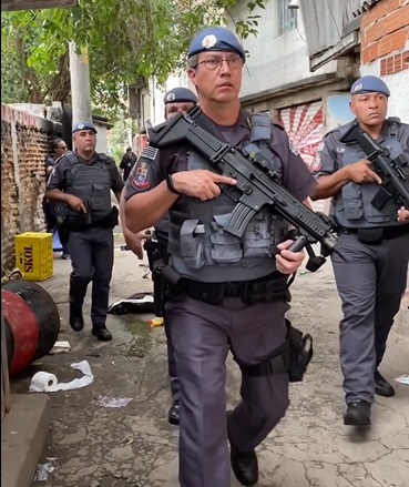 policiais militares em torno de 40 anos atuam em bairro de sao paulo, ingresso na pm poderá ser a partir de 35 anos