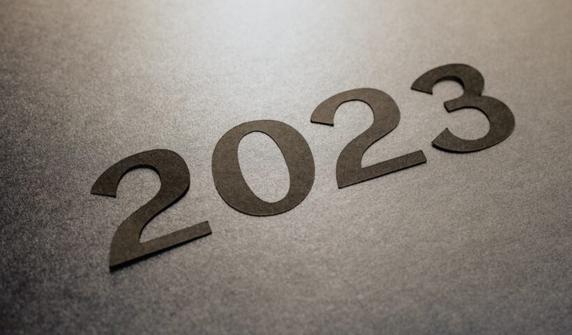 números que formam o ano 2023, em marrom. contagem regressiva para o novo ano na política
