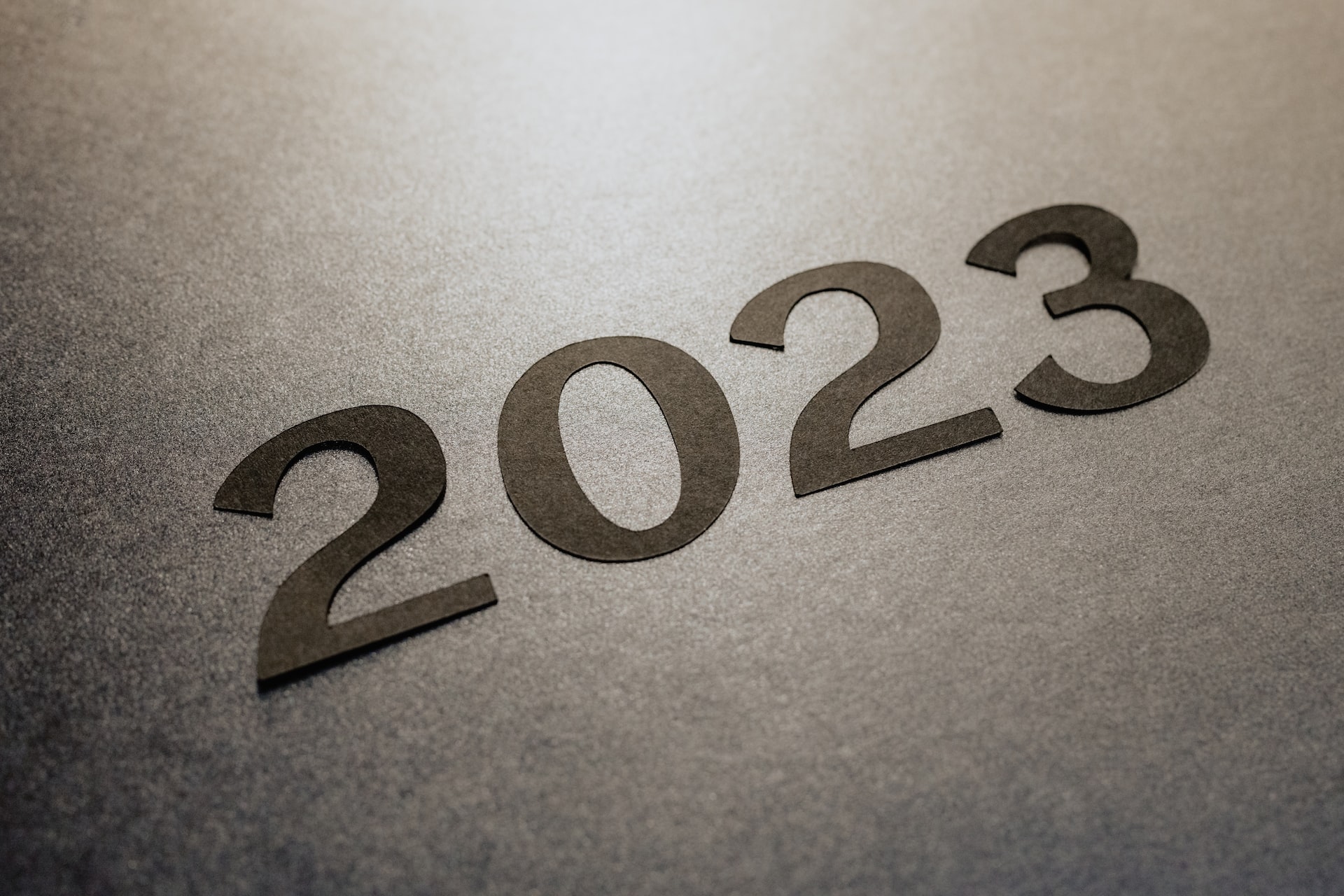 números que formam o ano 2023, em marrom. contagem regressiva para o novo ano na política