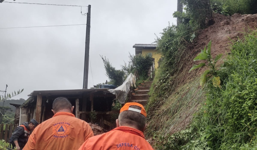 Chuva interdita casas e derruba árvores em Campos do Jordão; imagens de deslizamento de terra e árvore caída