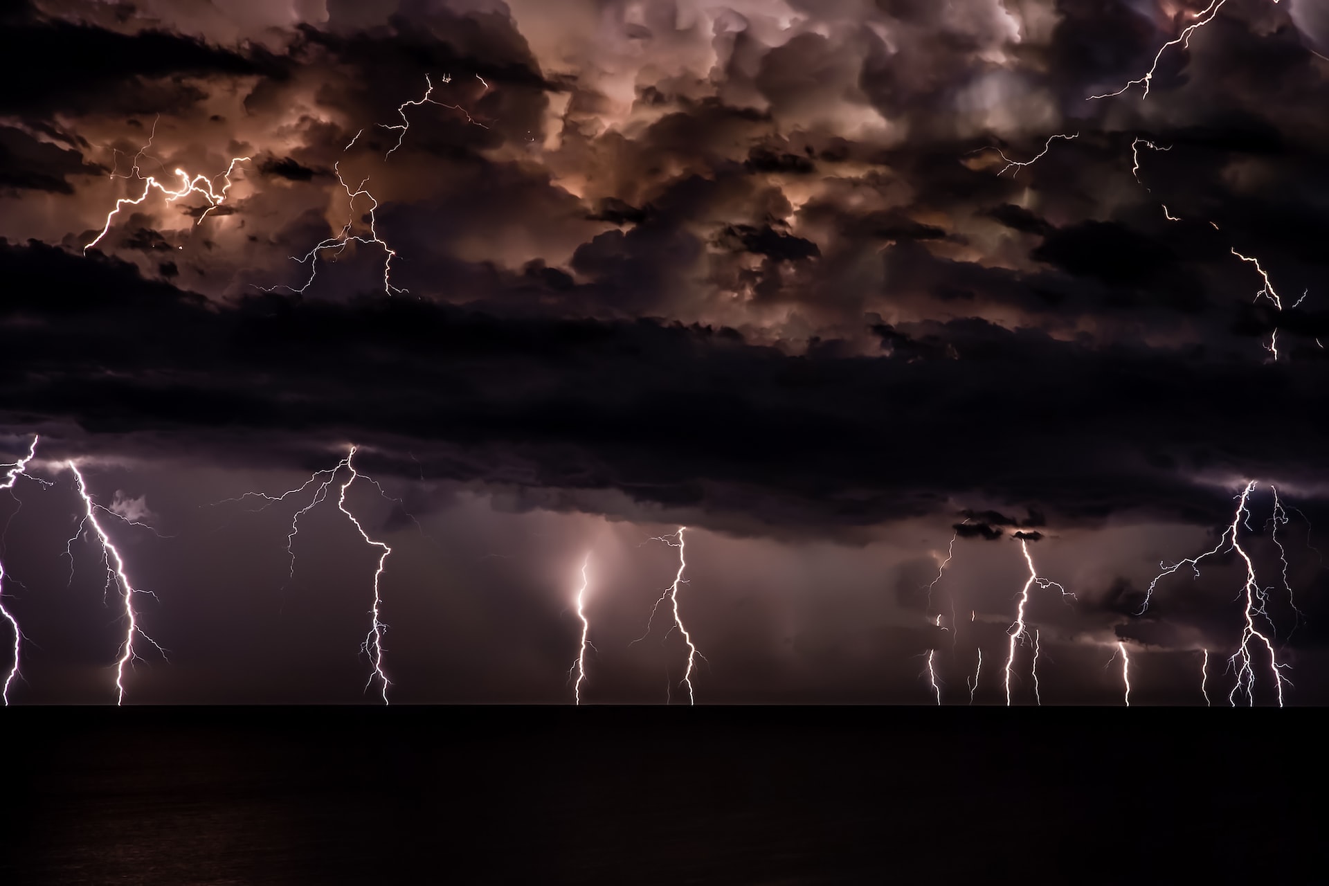 céu escuro com nuvens carregadas, raios e descargas elétricas no ano novo