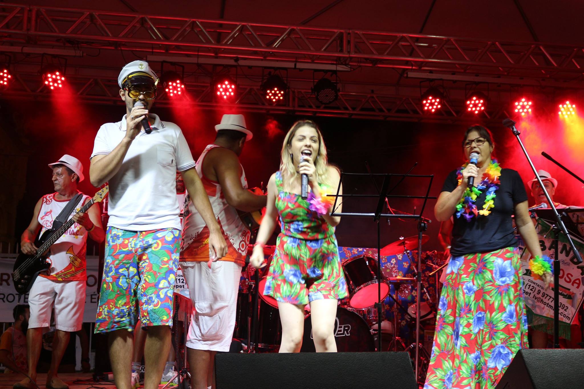 artistas com roupas coloridas apresentam marchinhas no palco do festival de guara