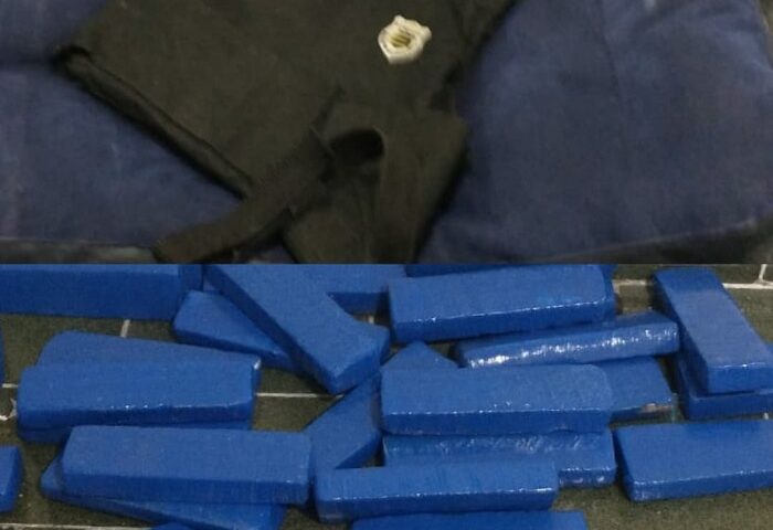 PM prende suspeitos com material bélico e mais de 2kg de cocaína; na imagem, há tabletes de cocaína embalados com plastico azul escuro, alem de um colete à prova de balas