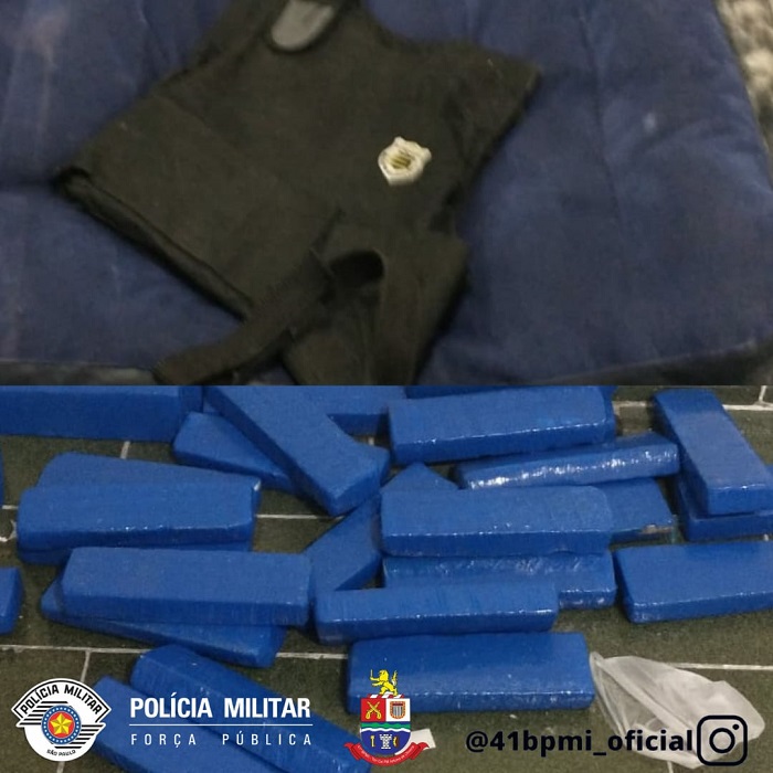 PM prende suspeitos com material bélico e mais de 2kg de cocaína; na imagem, há tabletes de cocaína embalados com plastico azul escuro, alem de um colete à prova de balas