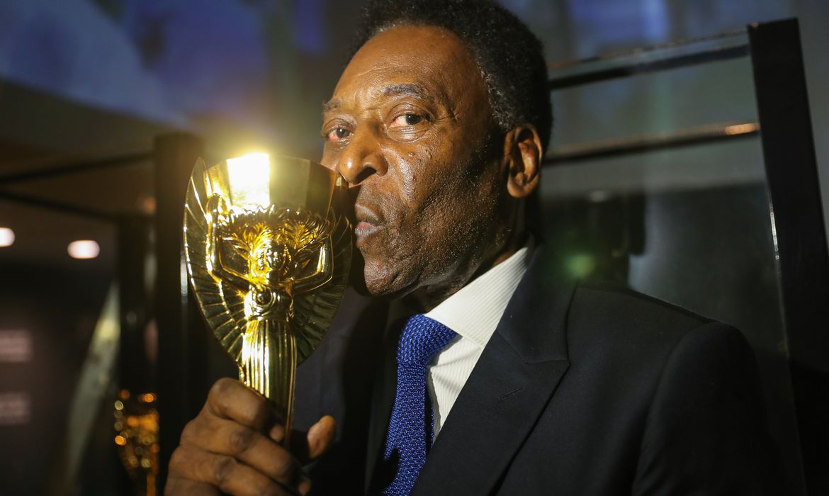 Pelé não responde mais à quimioterapia e segue com cuidados paliativos, diz jornal