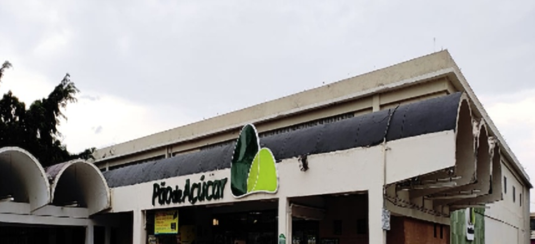 fachada da entrada do pão de açúcar de taubaté em branco e verde