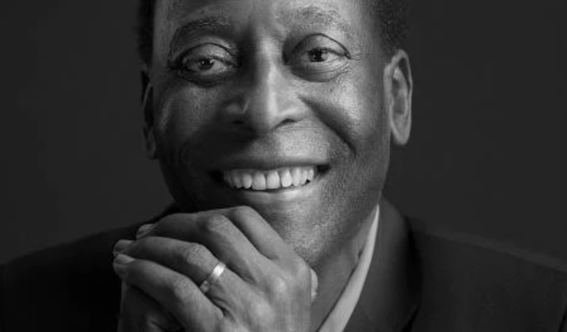 pele morre aos 82 anos em sao paulo; imagem em preto e branco mostra o rei do futebol sorrindo