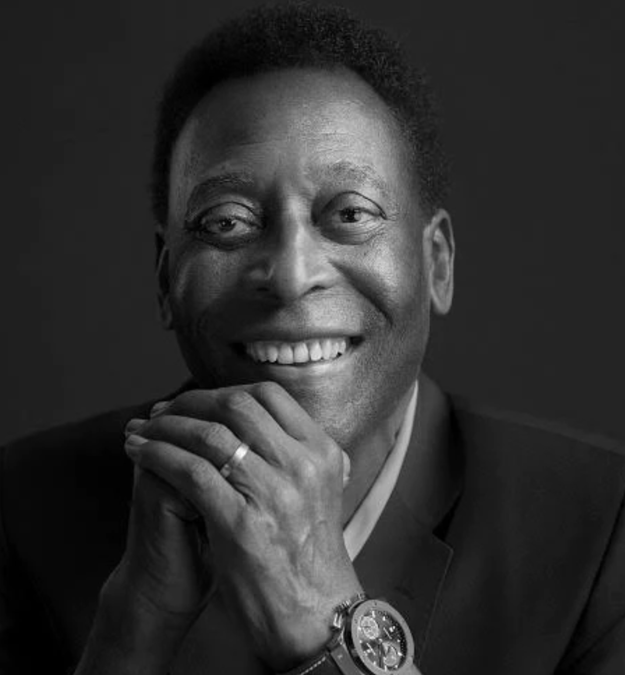 pele morre aos 82 anos em sao paulo; imagem em preto e branco mostra o rei do futebol sorrindo