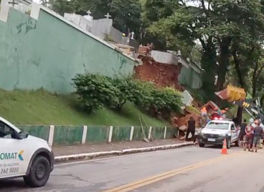 Muro verde da lateral e túmulos do cemitério de Paraibuna deslizam com chuva; pista é interditada