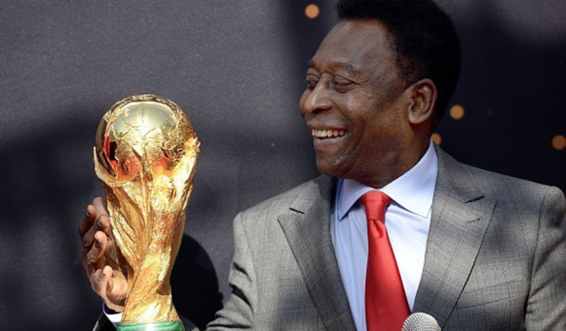 Pelé segura taça de ouro da copa, sua fortuna é estimada em 79 milhoes