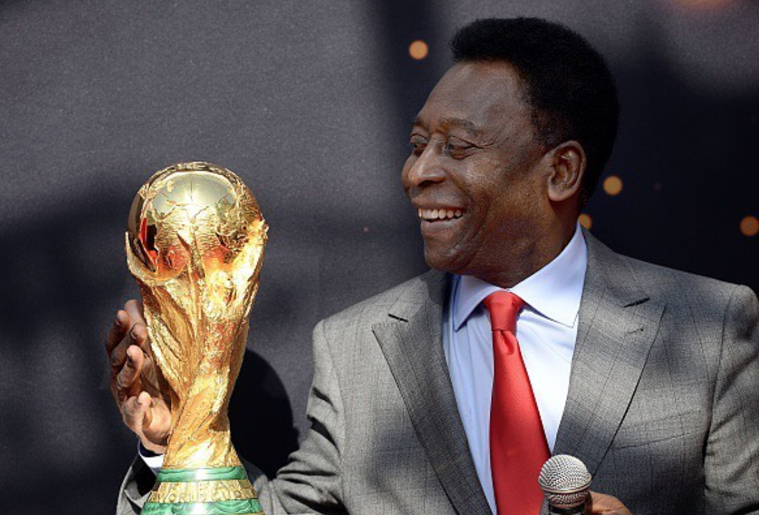 Pelé segura taça de ouro da copa, sua fortuna é estimada em 79 milhoes