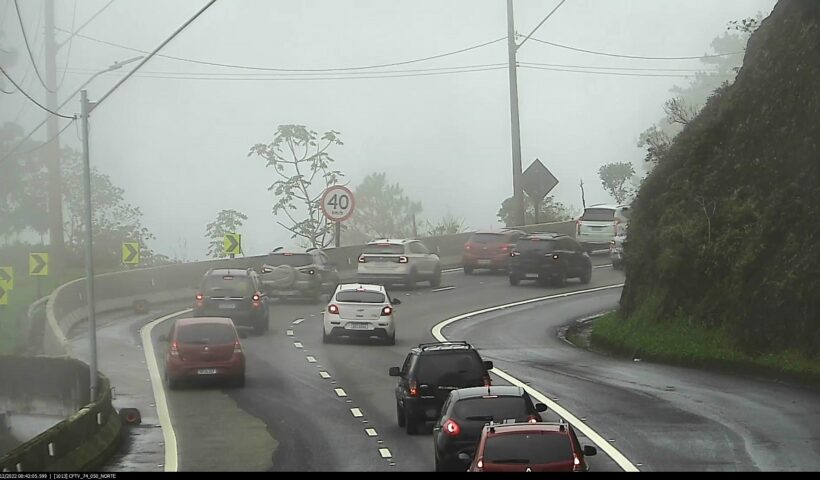 tamoios com neblina, trádego intenso de carros no ano novo