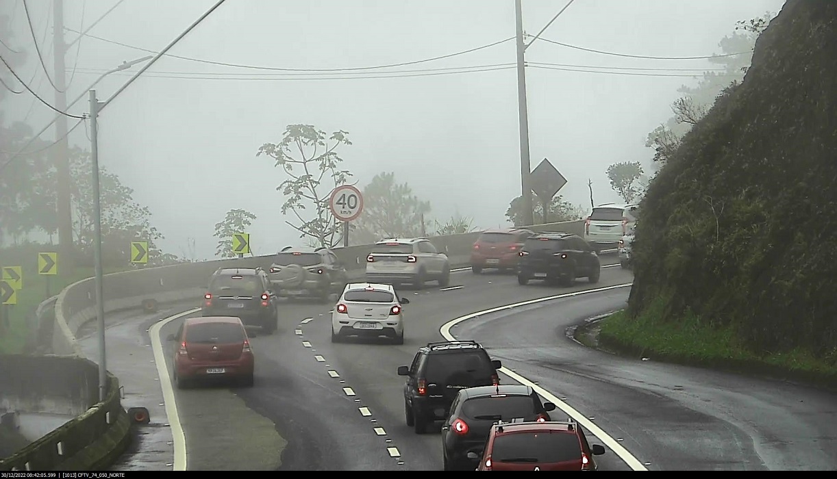 tamoios com neblina, trádego intenso de carros no ano novo